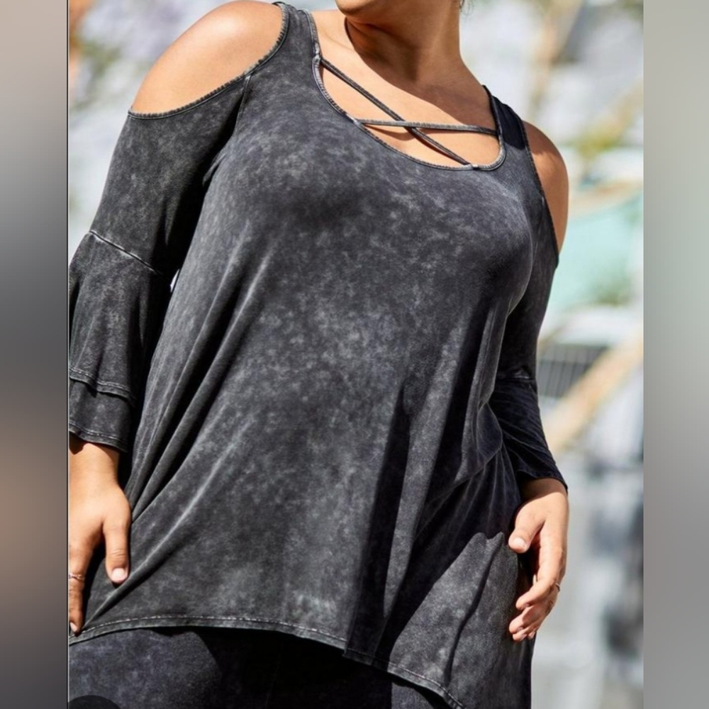 TORRID Cold Shoulder, Scoopneck, Strappy, Sharkbite hem top, Size 1X